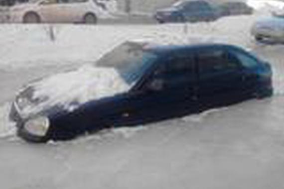 车主随意停车在路边，取车时却自赏耳光