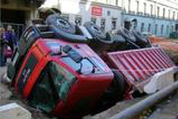 工作中犯迷糊，包工头看到后更是火冒三丈