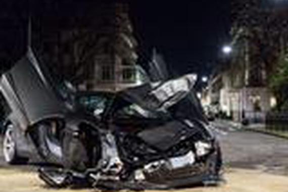 小伙路上狂飙，随后和保险老总抱着一起哭