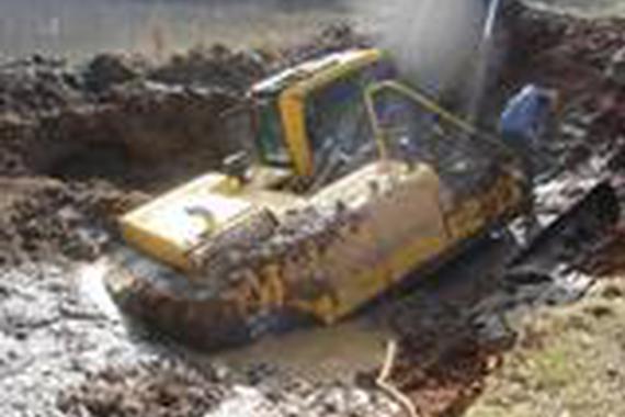 老师傅驾驶挖掘机遭陷，旁边同事却在偷笑