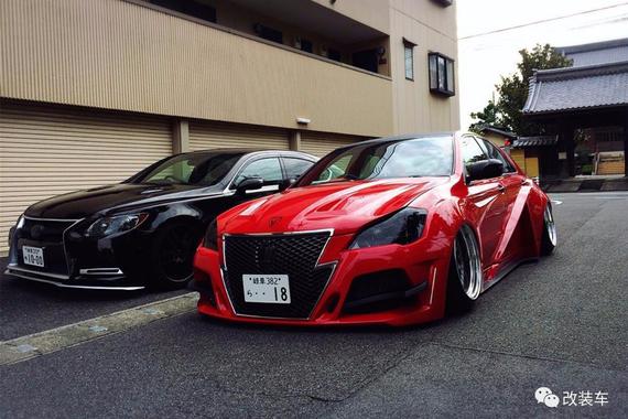 这辆骚红色丰田皇冠改得如此变