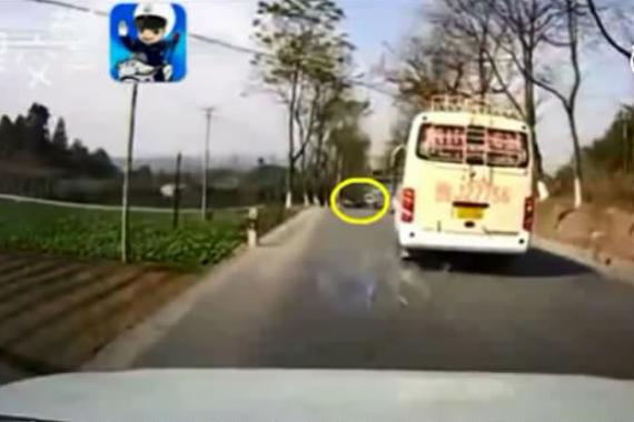 视频：前车正在超车时 不要紧随其后超车