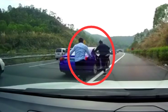 视频：路怒是病！打架撞车就是怼着干