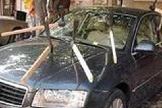 车主为了省停车费停在冰面上，结果。。。