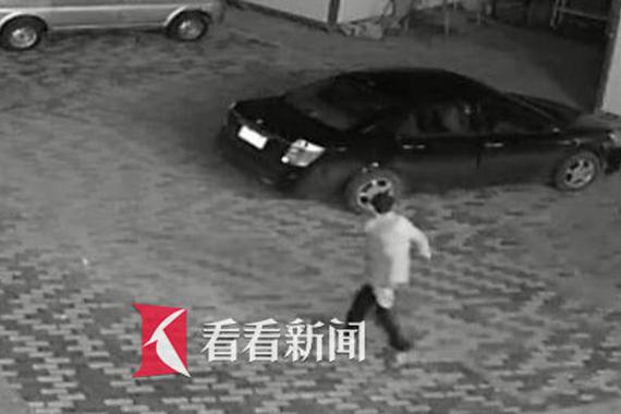 视频：没带证件 醉酒男子连砸三辆车