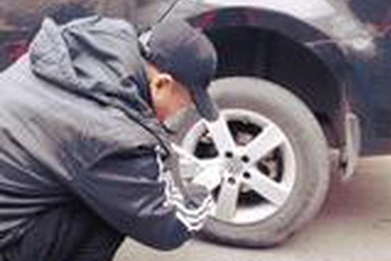 车胎被扎了，能不能自己拔了？