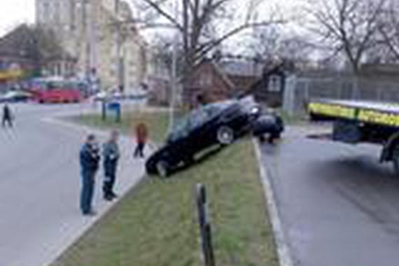 老司机下车小解忘拉手刹，结果出来后悔了