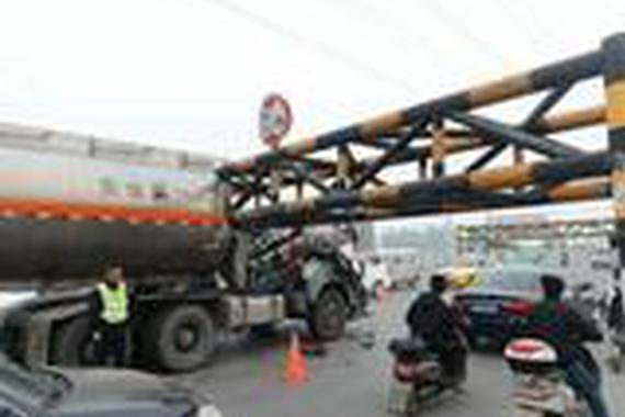 油罐车撞上限高杆，路过司机吓出一身冷汗