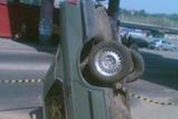 男子在桥段狂奔，结果连老天爷都看不过眼