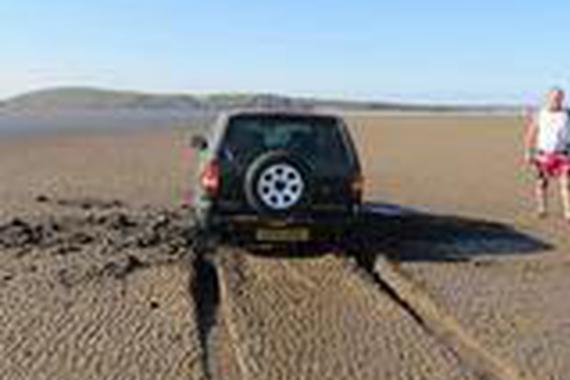 开车去海滩轻松一番，结果爱车将离他而去