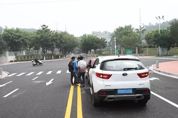 别等出车祸才后悔！危险预判意识你应该有