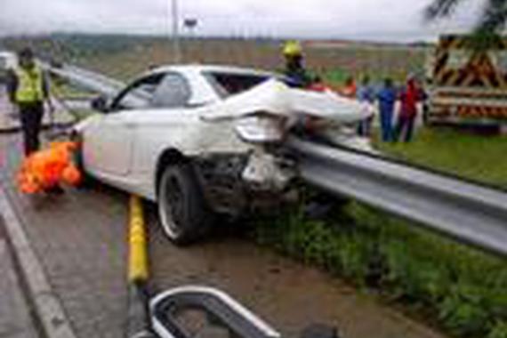 男子酒后还敢驾车上路，最后宝马变成轻轨