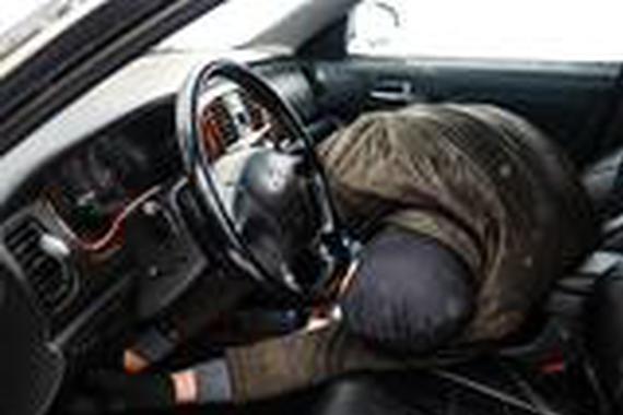 车门被盗车贼顺利打开，却没能把车开走