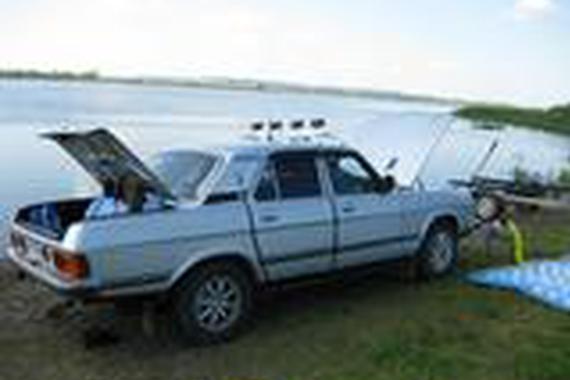 车就是这个流浪汉的家，陪他浪迹天涯