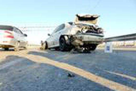 高速飙车出意外，交警在几十米外找到引擎