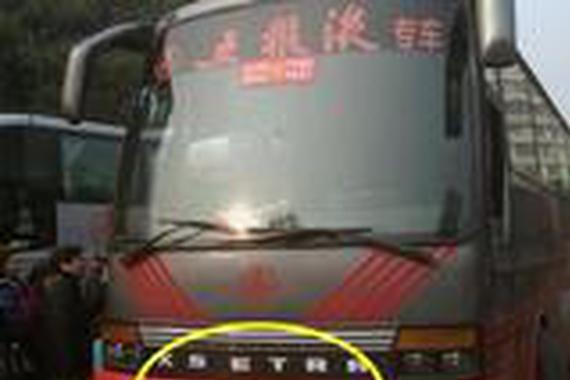 路遇连号号牌大巴，同样号牌却挂在迈巴赫