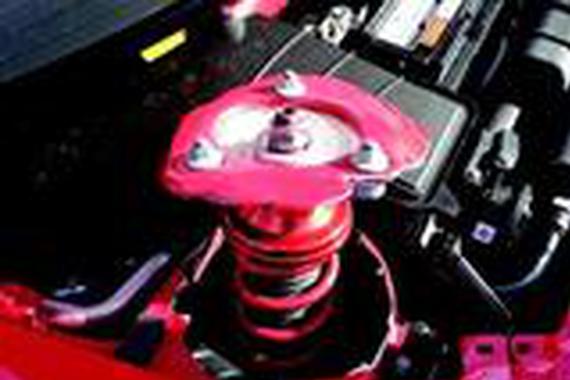 跑车撞上大树，司机下车后心痛的差点晕倒