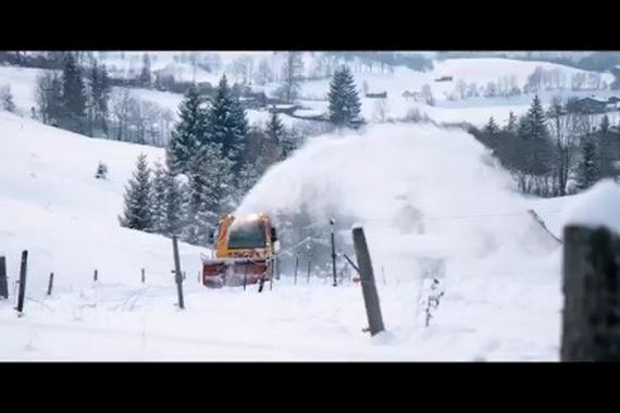 视频：奔驰乌尼莫克铲雪车，雪地终结者