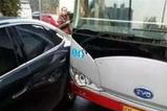 宝马撞上比亚迪却赔不起，缘由令车主发愁