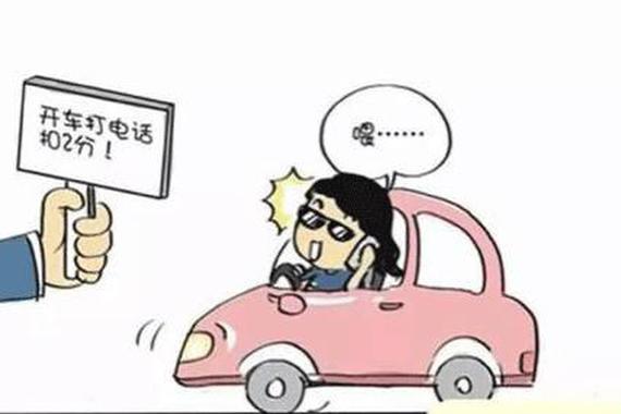 拿生命当儿戏！大巴司机边开车边抢红包