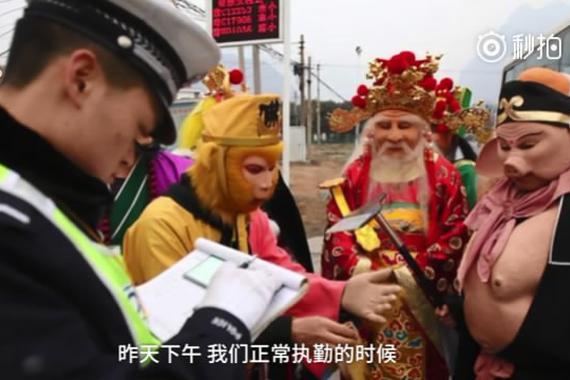 视频：满车的妖魔鬼怪！司机竟然是孙悟空