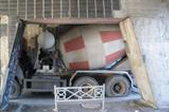 搅拌车行驶中突然爆胎，小区居民惊魂一刻