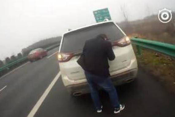 变造号牌太专心 嘿 交警蜀黍就在你身后呢