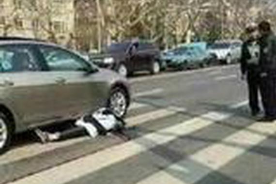 开车撞到闯红灯的行人，司机要赔钱吗？