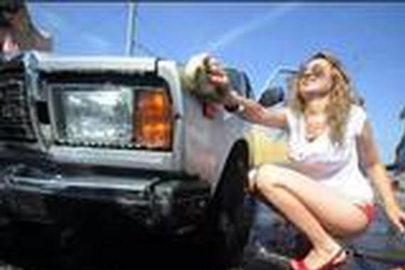 用这种方式除去车窗上的冰，马上报废！