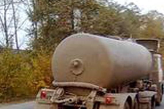 油罐车路上摇右，车主们靠近一看狂踩油门