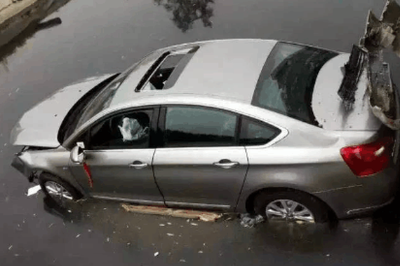 车掉水里如何逃生？这些技巧可以救命！