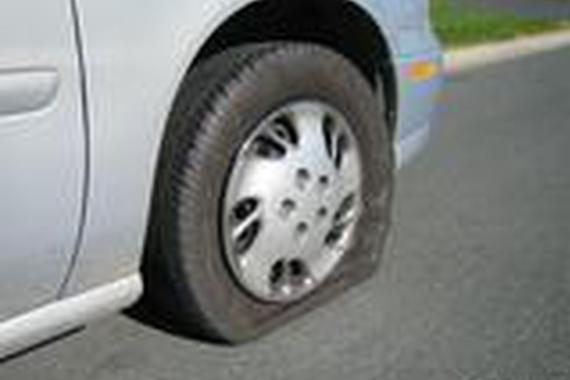 新手上路遇到爆胎直接踩死，结果重伤进院