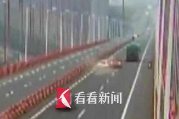 视频：只因想拍照留念 造成三车追尾 