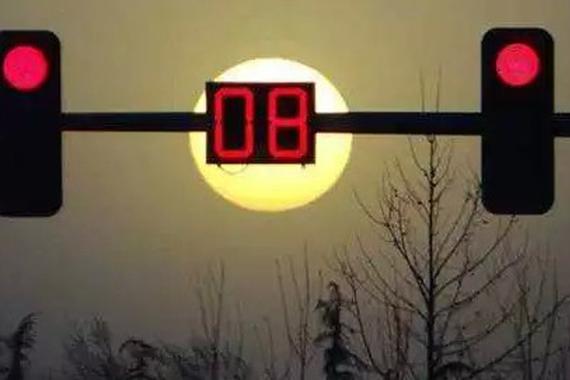 红灯停车无意压线！到底算闯红灯吗？