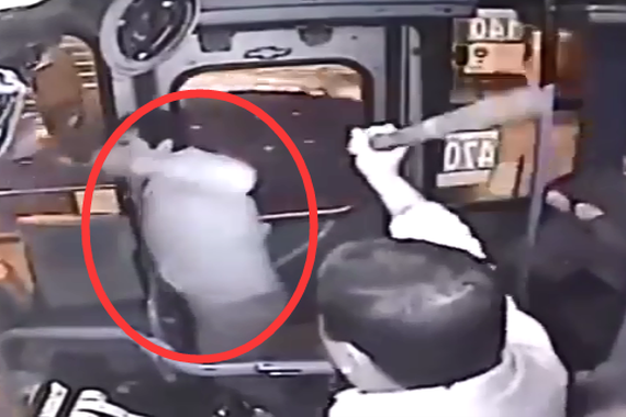 视频：公交司机擒贼！该出手时就出手