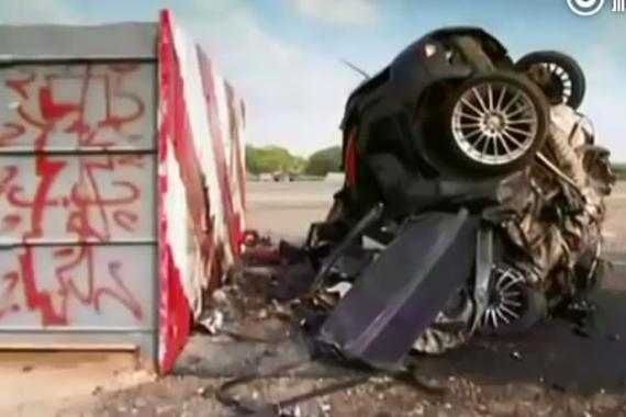 视频：超速的汽车！撞墙后“消失”了