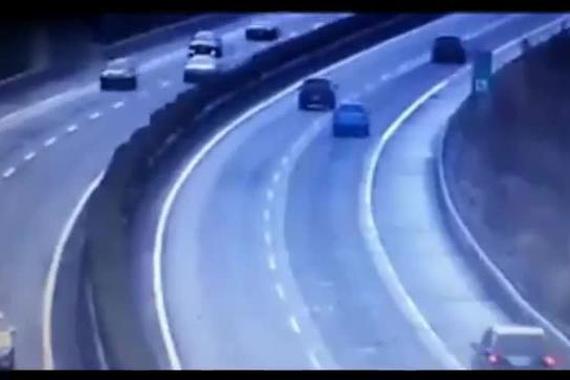 视频：应急车道停30秒 却从此阴阳相隔