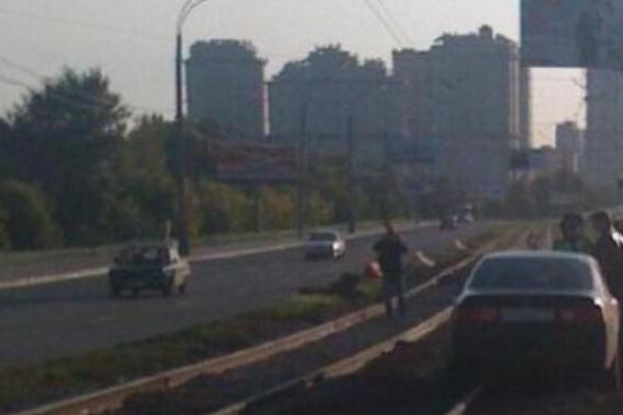 男子为省停车费，停车的位置得到路人照顾