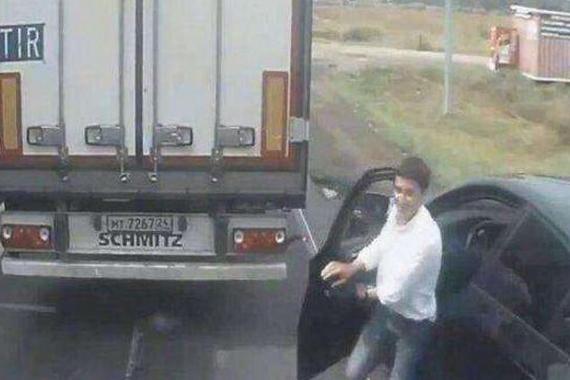 宝马车逼停大货车，货车司机下车主动认错