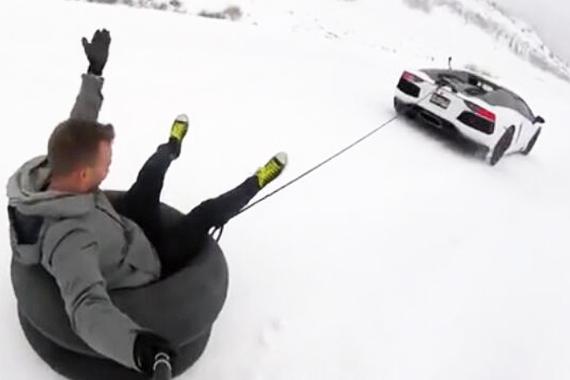 视频：有钱人城会玩! 驾兰博基尼滑雪