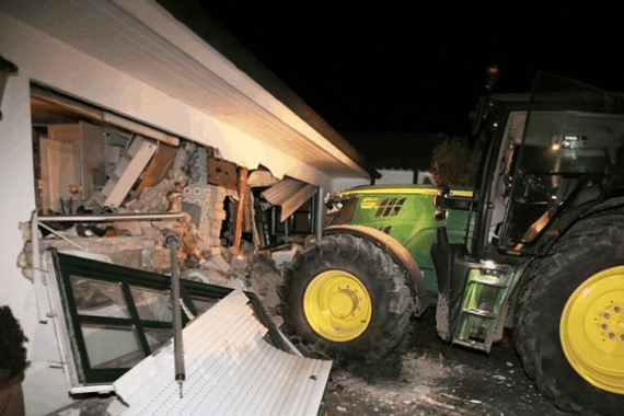 偷车贼偷走拖拉机却不懂开，把房屋撞毁