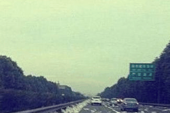 每逢佳节必堵车，高速公路变集市