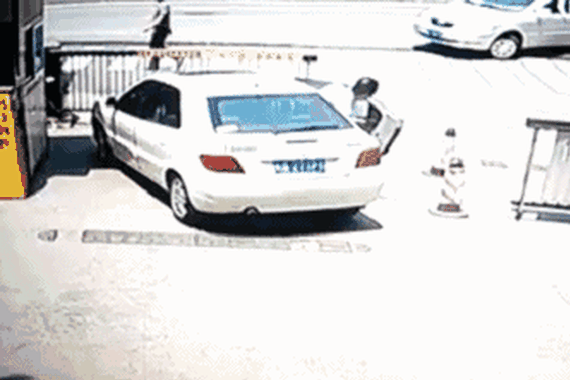 女司机总是让人出其不意 望各位出入平安