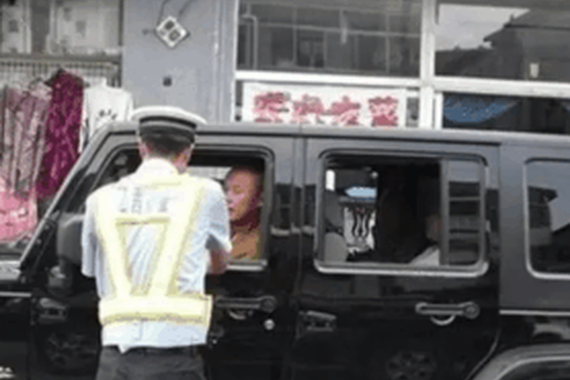 当和尚遇到豪华座驾，一大家子出行没谁了