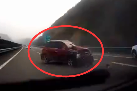 视频：女司机一慌就打开了雨刷器！