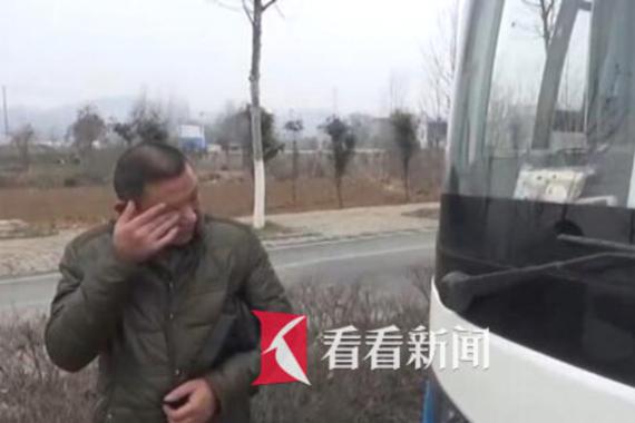 视频：男子超速被拦 竟拿B照开大客车