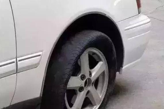 汽车爆胎该点刹还是踩死，如何打方向盘？