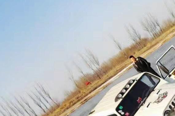 银川一汽车冰上漂移掉进冰窟窿