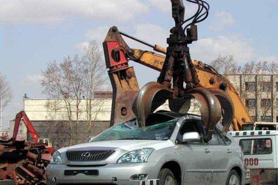 海关搜获一辆走私车，随后嫌疑人主动认错