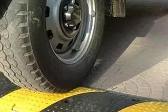 这么过减速带，车早晚会废了！